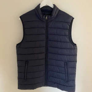 Väst  - Helt ny väst från lager 157. 10/10 skick. Nypris 300kr. Pris går att diskutera.