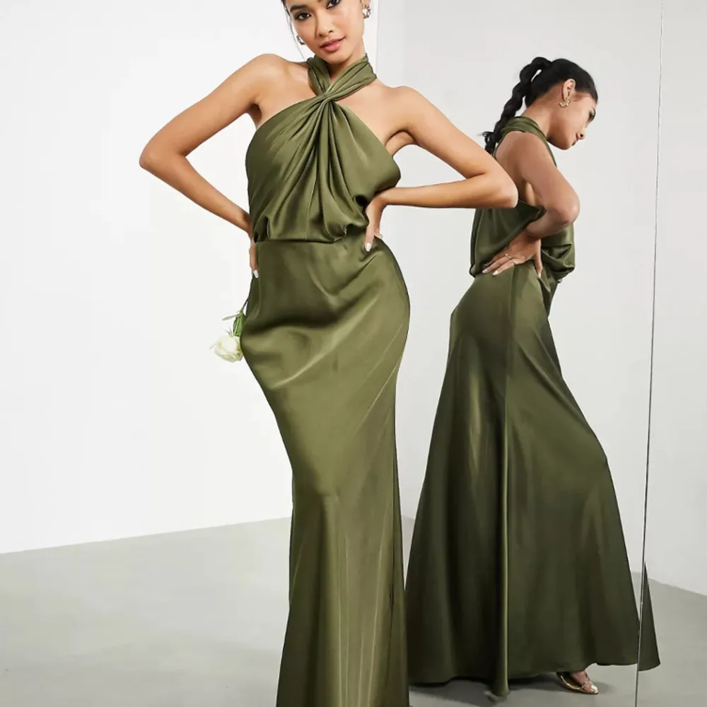 Olivgrön satin långklänning i storlek 40, men sitter som en storlek 38. Kläningen är helt oanvänd.💕 Nypris 1,500kr. Klänningar.