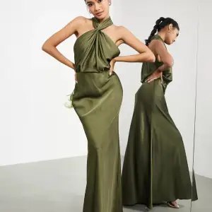 Olivgrön satin långklänning i storlek 40, men sitter som en storlek 38. Kläningen är helt oanvänd.💕 Nypris 1,500kr