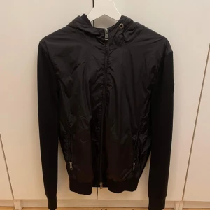 Moncler cardigan black label  - Säljer min moncler cardigan black label, storlek Large. Väldigt bra skick!