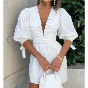 studentklänning - Så otroligt fin studentklänning från showpo men som inte riktigt var min stil. Endast testad med alla lappar kvar!! Leveranstiden var 20 dagar och frakten 400kr, så bättre att köpa från mig. köpte för sammanlagt 1400, säljer för 1000.