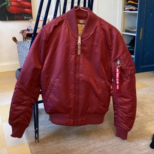 Alpha industries bomberjacka  - Jackan är i mint skick. Använd 2-3 gånger för att testa på den. Jag säljer den för att den inte passar mig Nypris: 200$  Bättre pris vid snabb affär