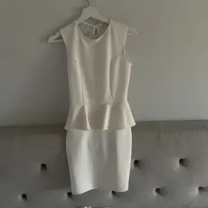 Jättefin vit klänning med spets (transparant) rygg och volang från nlyone. Står storlek XS i den men skulle säga att den sitter som en S men kanske även M❤️ 