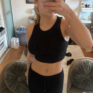 Topp  - Super fin och bekväm tröja från zara. Stl S och sitter inte tajt. Sparsamt använd och sitter bra! Kom privat för fler bilder 🥰