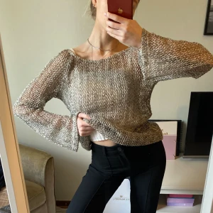 Superfin tröja - Superfin tröja som är ihålig med glitter🤩 Utsvängda armar❤️‍🔥