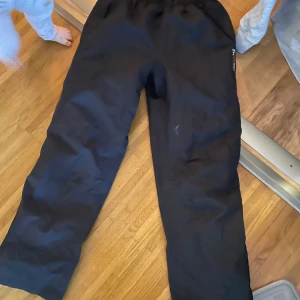 Vindbyxor - Strl 164 Svart fina vindbyxor