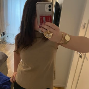 Snygg topp - Finstickad topp med polo, använder inte. Skriv om det är något du undrar 😽