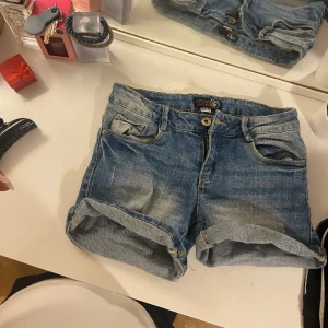 Lågmidjade shorts - Säljer ett par ljusblå lågmidjade shorts som är jättesnygga. Från denim collections❤️använda sparsamt utan defekter❤️skriv för bilder på❤️