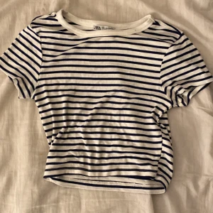 Randig T-shirt  -  En ny t-shirt från zara den här nyskick och den är i jätteskönt material❤️ tryck gärna på köp nu
