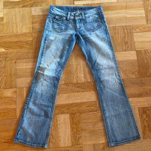 Only lowrise jeans från the 00s. Det är waist 28, men dessa är små! Skulle säga att dom passar en 27/26 mer än 28 idag✨ dessa är också low low wais o inge stretch 🎀  Innerben:96cm Waist: 38cm  Innerben:  