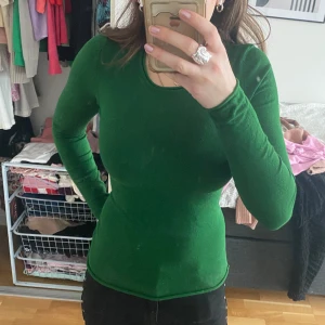 Tröja - Finstickad märkgrön tröja från zara i mycket gott skick.💓