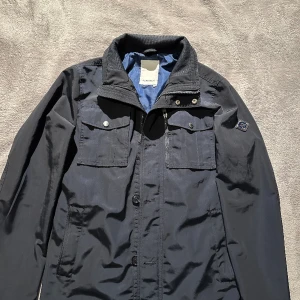 J Lindeberg field jacket  - En super snygg field jacket perfekt nu till våren. Märket är j Lindeberg och storleken är xs men passar även s. Jackan är 9/10 och har varit sparsamt använd. 