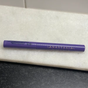 ABH Liquid Eyeliner - Svart liquid eyeliner från Anastasia Beverly Hills, öppnad och testad!