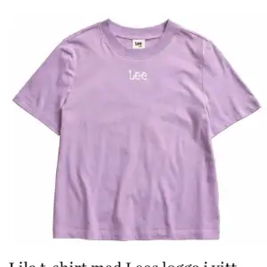 Stl S  👕Modell: något kortare och boxigare än traditionell t-shirt  🌟 Använd en gång, sedan hängt i garderoben. 