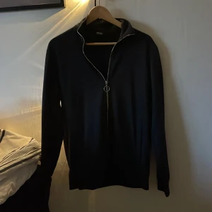 Only & Sons Zip - Skick: 10/10 (använd endast en gång) Storlek: S-M Nypris: 1000kr Mitt pris: 200kr (kan gå ner i pris vid snabb affär) 