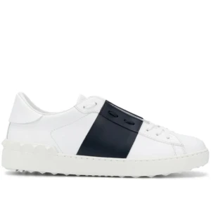 Valentinos  - säljer mina svarta Valentinos då dom är en storlek för stor för mig, dom är helt nya använd 1 gång men inget som märks. Pris kan gå neråt så lägg bud! Påse och kvitto ingår