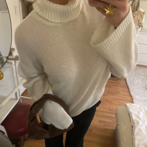 polo tröja  - vit stickad polo tröja aldrig använd 