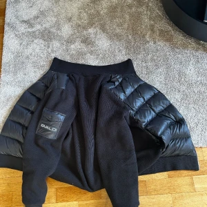 Bvaldi cardigan svart - Tja säljer nu min bvaldi cardigan i storlek M. Väldigt sparsamt andvänd! Bara och höra av er om ni har några frågor (obs kunden står för frakten)