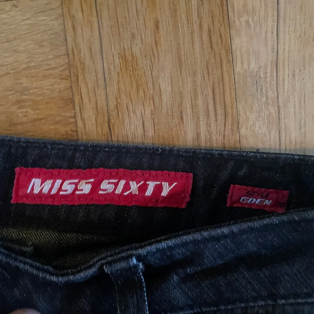 Vintage, Low waist skinny svarta miss sixty jeans från the great 00s. Storlek 28 men skulle säga dom är mer än waist 27.   . Jeans & Byxor.
