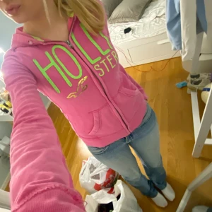 Hollister ziphoodie - ziphoodie från hollister. Storlek XS. Använd och saknar sina snören men skitsnygga färger😍 skriv för mer bilder eller frågor 