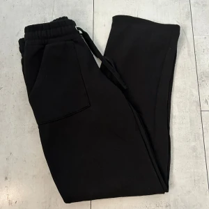 Mjukisbyxor  - Raka ner till, ingen åtdragande mudd. Använda fåtal gånger, som nya.  