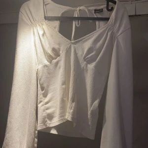 blus  - en vit vacker blus från Gina, stolek xs väldigt fint skick i den. finns en liten fläck som jag ej får bort i tvätten längst ner på armen som knappt syns (syns på bild 2) skriv för mer info❣️