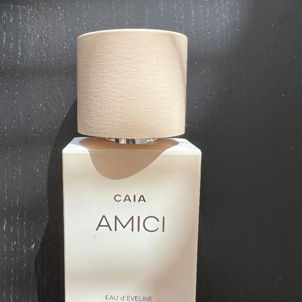Caia parfym knappt använd mer än 3/4 av flaskan kvar. . Övrigt.