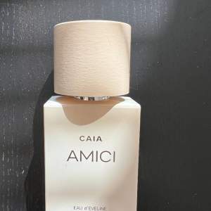 Caia parfym knappt använd mer än 3/4 av flaskan kvar. 