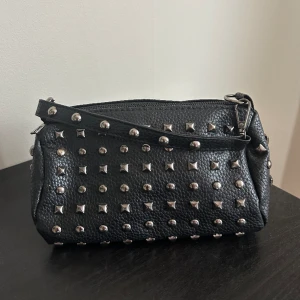 Väska - Nitväska som knappt är använd och i fint skick!🌸