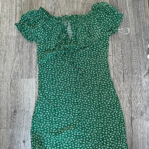Grön sommarklänning  - Oanvänd storlek M 