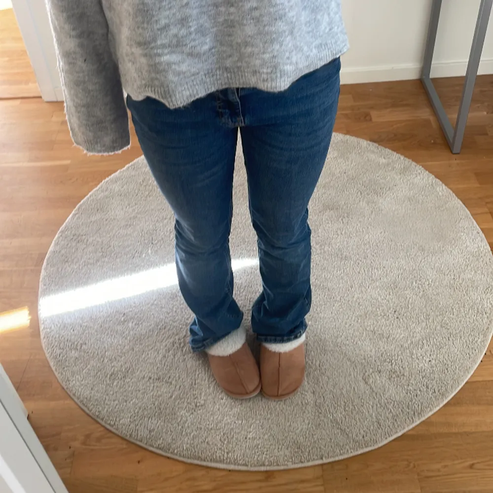 Mörkblåa lågmidjade bootcut jeans i superbra skick använda ca 2-3 gånger. Stretchiga och sköna i midjan. Midjelängd 36 cm. Innerbenslängd 76 cm. Själv är jag 160 cm och de är lite för långa. +frakt!💗. Jeans & Byxor.