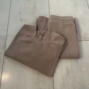 2 delat mjukissett - 2 delat beigt/rosa mjukissett från Hm i xs. Långärmade. 179kr.