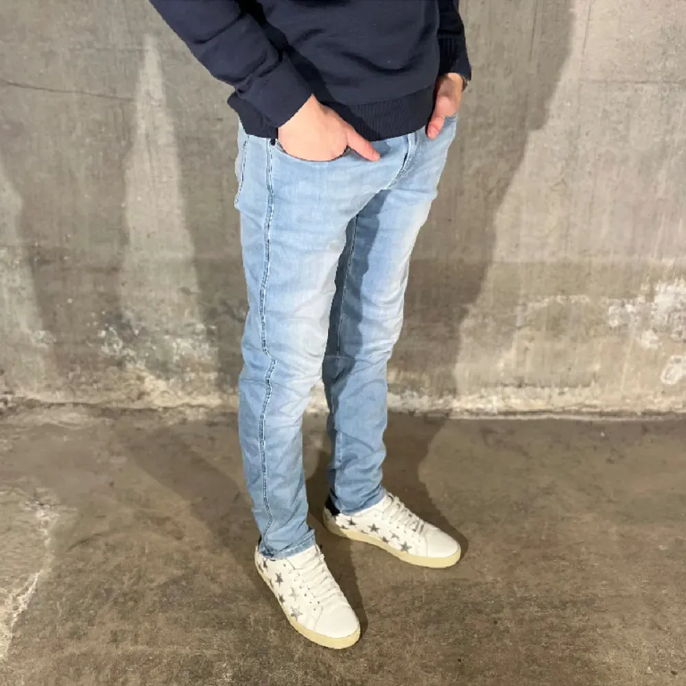 Replay anbass jeans i färgen ljus blå. Storlek 30/32 och modellen på bilden är 178 cm. Fint skick, köp för endast 599kr. Jeans & Byxor.