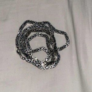 Silver länk - Säljer min killes silver länk då den inte används, längden är 40cm och brädden är 4mm. Det är äkta silver och har används fåtal gånger.