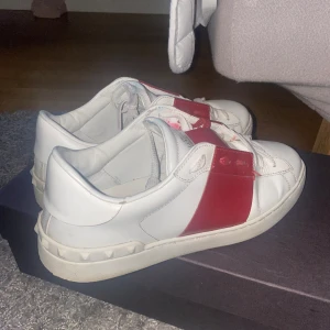 Valentino Open 40 - Jag säljer ett par feta Valentino open i en eftertraktad färg i storleken 40 men passar även dig som har 41. Självklart äkta, köpta för 6500 kr. Box ingår självklart. Öppen för byte