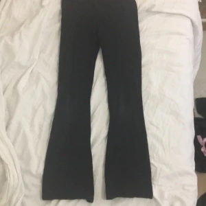 Low waist flare leggings  - Jättesöta flare leggings som tyvärr inte kommer till användning och passar om man är ca 160 och de sitter jättebra och är low waist, har inte använt mycket.