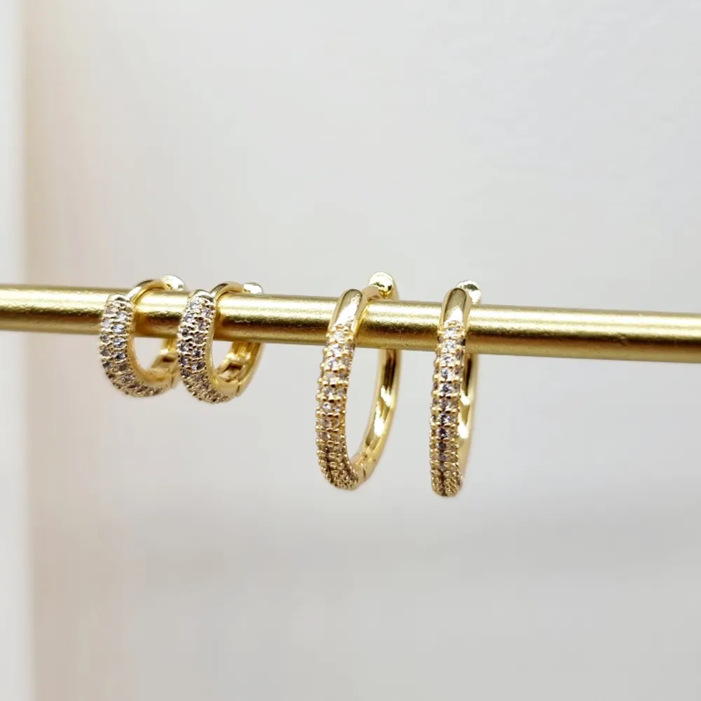 Handgjorda örhängen ● Material-Zirkon, 18k guldpläterad rostfritt stål  ●Örhängeskrokar - diameter-13mm och 20mm●Vattentåliga, ändrar inte färgen! Köp för 4st- 180 Följ:@ekjewelryofficial . Accessoarer.
