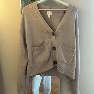 Trendiga Hm koftan som inte säljs längre!  - Stl S koftan har en liten fläck skriv för bilder