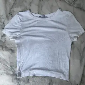 Helt oanvänd baby tee från Zara, stl S, lite croppad