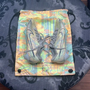 Nike air zoom fotbollsskor  - Jag säljer nu dessa skitsnygga Nike mercuriel skor som är använda. Det finns ett litet hål i sulan men sulan går såklart att byta. Man får med mercuriel påse till, man får även med doft saker som gör att det doftar gott i. Hör av er vid minsta tanke!