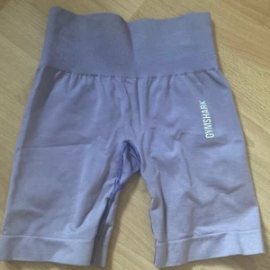 Gymshark shorts - Violetit gymsharkin treenishortsit, kokoa xs. Hyvässä kunnossa, ilman käytönjälkiä.