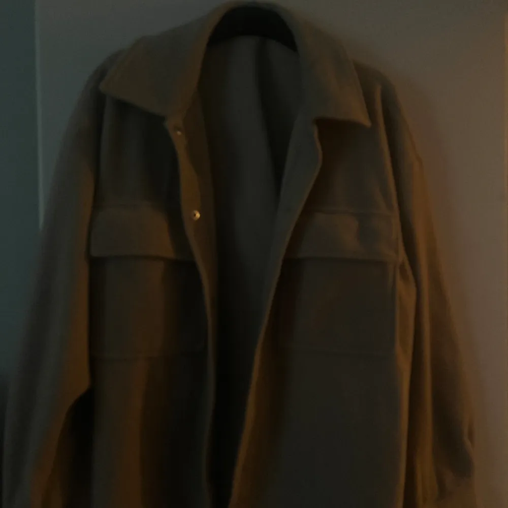 Här säljer jag min kappa som ja använt ca 2 gånger. säljer pågrund av ingen användning. Det är storlek L men passar även M 💕. Jackor.