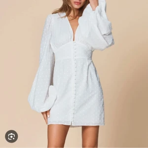 Klänning från adoore - Klänning från adoore, använd vid 2 tillfällen. En knapp har lossnat men jag har den kvar och kan sy på innan den skickas. Liten i storleken. Nypris ca 1500