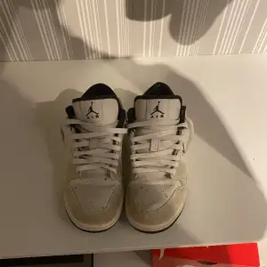 Säljer ett par Jordan 1 low.Storlek 41 ny pris 2,3 från kicks n stuff. Sick 7/10 färgen på under sulan är lite borta men inget man ser.Säljer pågrund av att dom är för små skriv till mig om ni är intresserade eller vill ha mer bilder.