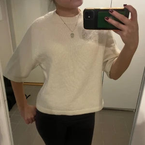 Skickad t-shirt från &Other stories - Säljer denna populära skickade t-shirt från &other stories! Den är inte nopprig. Skriv för frågor 🤗