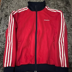 Adidas fullzip - Fin och vårvänlig adidas fullzip i storlek medium. Skriv vid fler funderingar. 500kr.