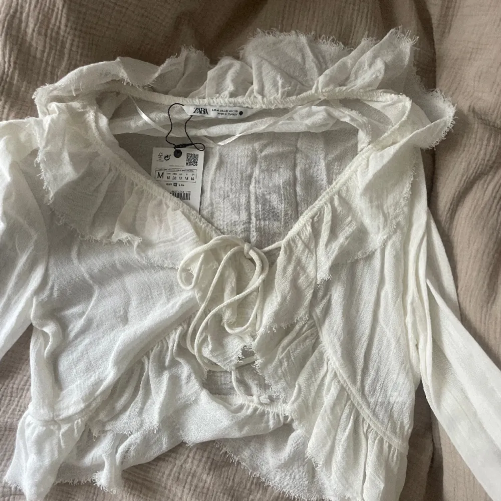 Populära zara tröjan i vit som är i storlek M men passar mig som har storlek S, tröjan har aldig använts och har lappen kvar💕tröjan är perfekt till sommaren🫶🏼. Toppar.