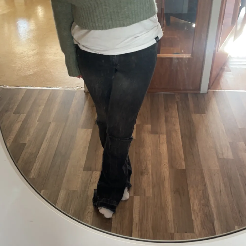 Svarta bootcut jeans med slitningar, från bershka 😋 Aldrig använda då de är lite för långa för mig som är 160, jeansen är storlek 34. Jeans & Byxor.