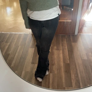 Svarta bootcut jeans - Svarta bootcut jeans med slitningar, från bershka 😋 Aldrig använda då de är lite för långa för mig som är 160, jeansen är storlek 34