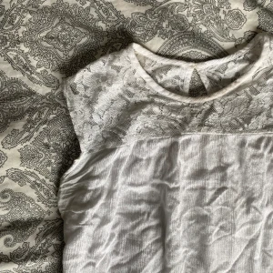 Vit topp - Säljer denna jätte söta vita spets toppen, perfekt till en kjol nu till sommaren🌸